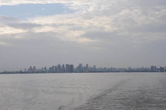 Belém fica para trás, no ferry para Marajó - PA